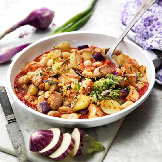 CASSOULET PÅ KYCKLING med tomat, bönor och steklök - Kronfågel