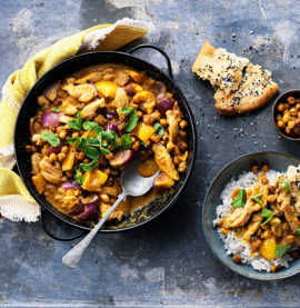 KORMAGRYTA med kyckling, curryrostade kikärtor och naanbröd – Kronfågel