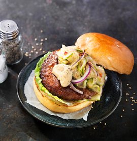 Kycklingburgare med sesam och limemarinerad gurka & sojamajonnäs