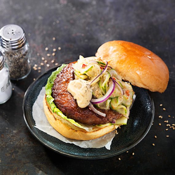 Kycklingburgare med sesam och limemarinerad gurka & sojamajonnäs