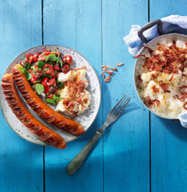 Kycklinggrillkorv, ost & kycklingbacon med blomkålsgratäng