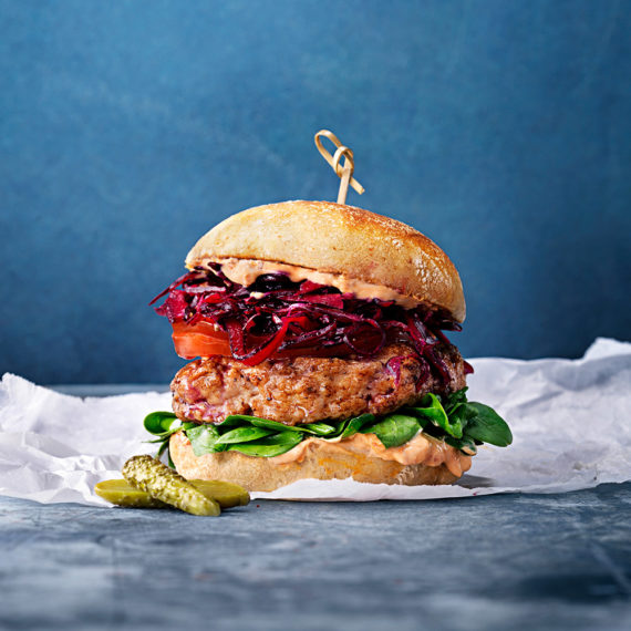 Kycklingburgare med citronmarinerad rödkål & chilidressing