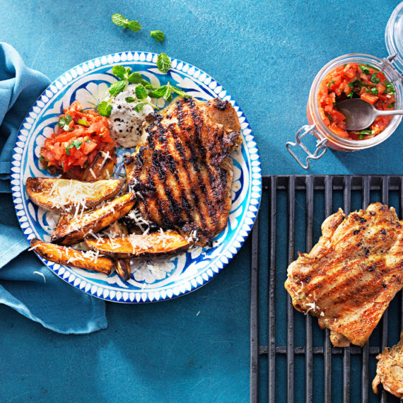 Grillad kycklingsteak tryffel, klyftpotatis, tomatsalsa & myntakräm