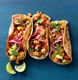 KYCKLINGTACOS med avokadosallad, rostad majs och syrad rödlök - Kronfågel