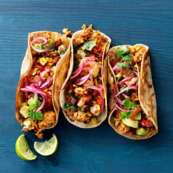 KYCKLINGTACOS med avokadosallad, rostad majs och syrad rödlök - Kronfågel