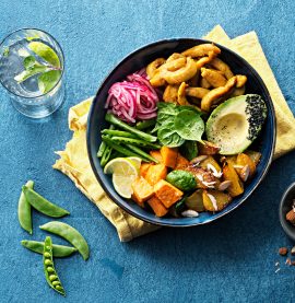 POKE BOWL med kyckling och gyllene hummus