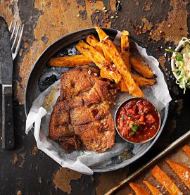 ANCHOCHILI-KYCKLINGSTEAK med coleslaw, salsa och sötpotatispommes