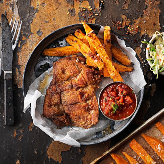 ANCHOCHILI-KYCKLINGSTEAK med coleslaw, salsa och sötpotatispommes