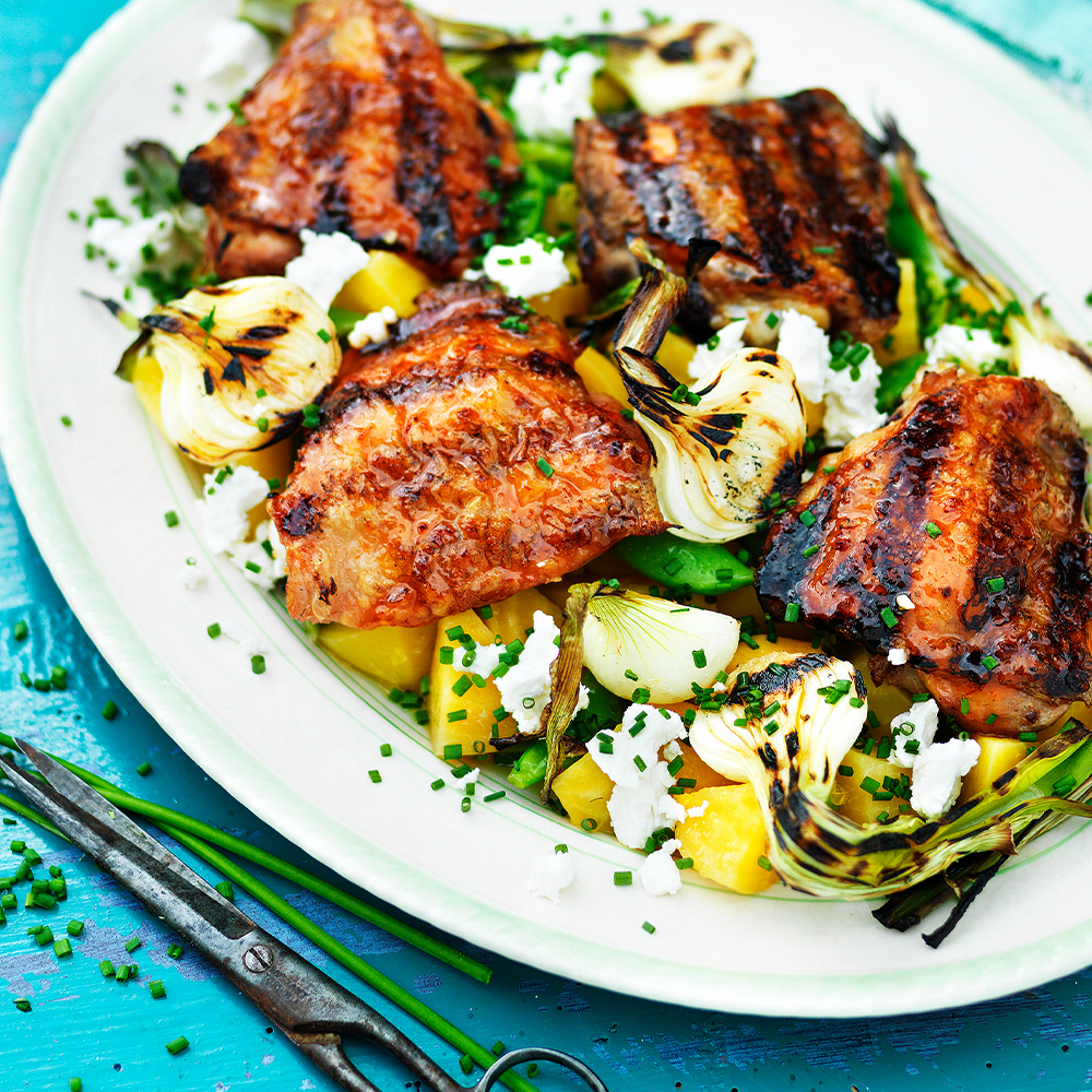 Apelsin--och-chipotleglaserade-kycklinglår-med-grillad-färsklök