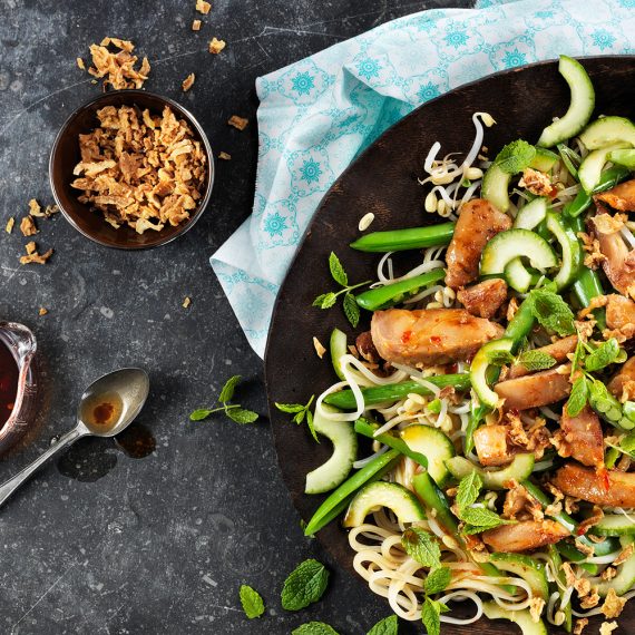Asiatisk nudelsallad med goda kycklingstrimlor