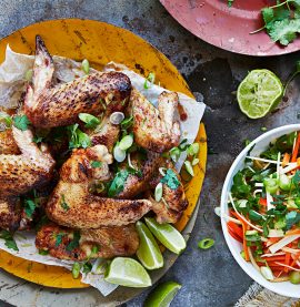 Asiatiska kycklingvingar med krispig & het rotfruktssallad