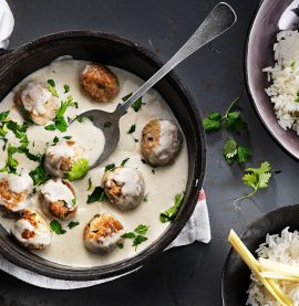 Asiatiska kycklingfärsbullar i grön currysås