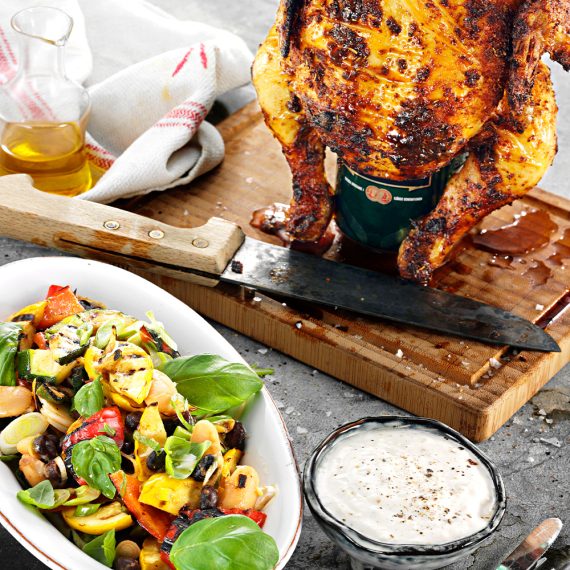 Beer Can Chicken med kryddig bönsallad och caesardressing