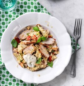 Bulgursallad med Stekt och Skivad Caesarkyckling & kronärtskockor