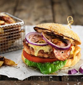 Cheeseburgare av kyckling, chipotledressing & klyftpotatis