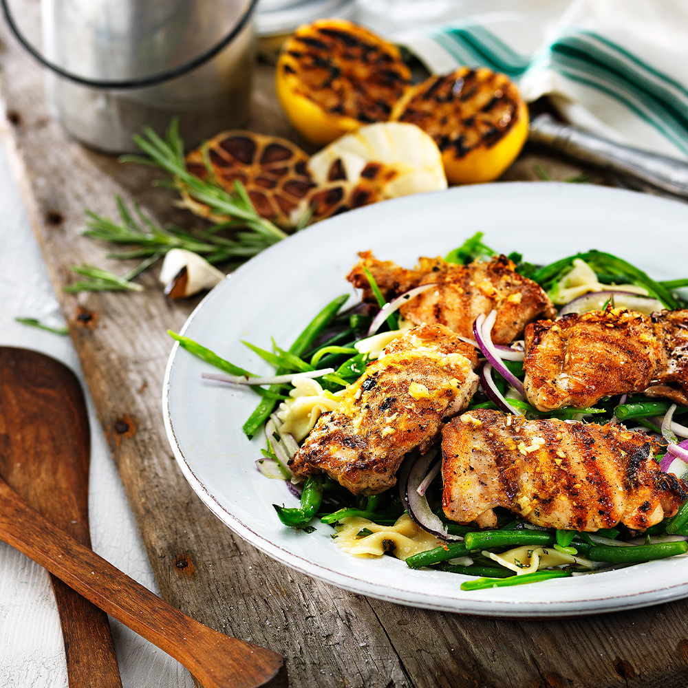 Citrongrillad-kycklinglårfilé-med-sallad-på-färska-bönor