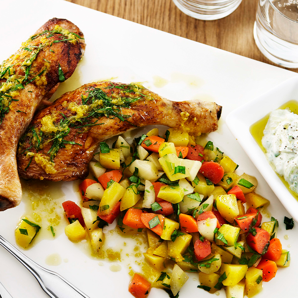 Citronstekt-kycklingklubba-med-dragondoftande-rotfrukter-och-tzatziki