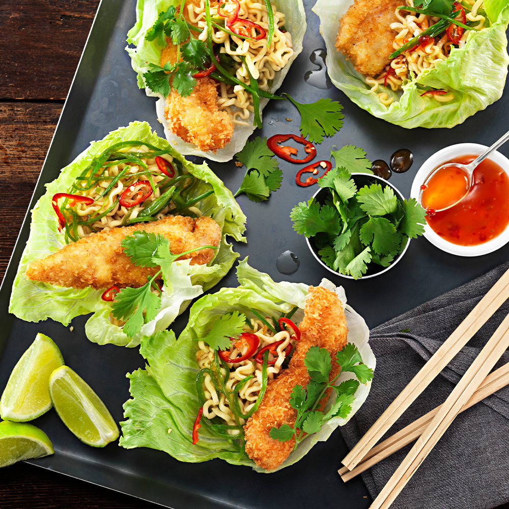 Friterad-kyckling-med-nudelsallad-i-isbergsblad