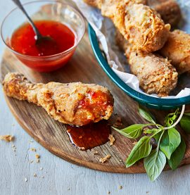 Friterad kyckling med sweet chilisås och sesam