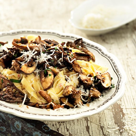 Grillad kyckling med krämig tagliatelle & stekta höstsvampar