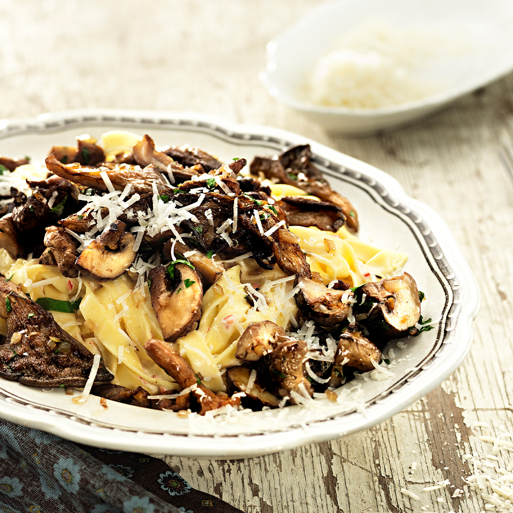 Grillad-kyckling-med-krämig-tagliatelle-och-stekta-höstsvampar