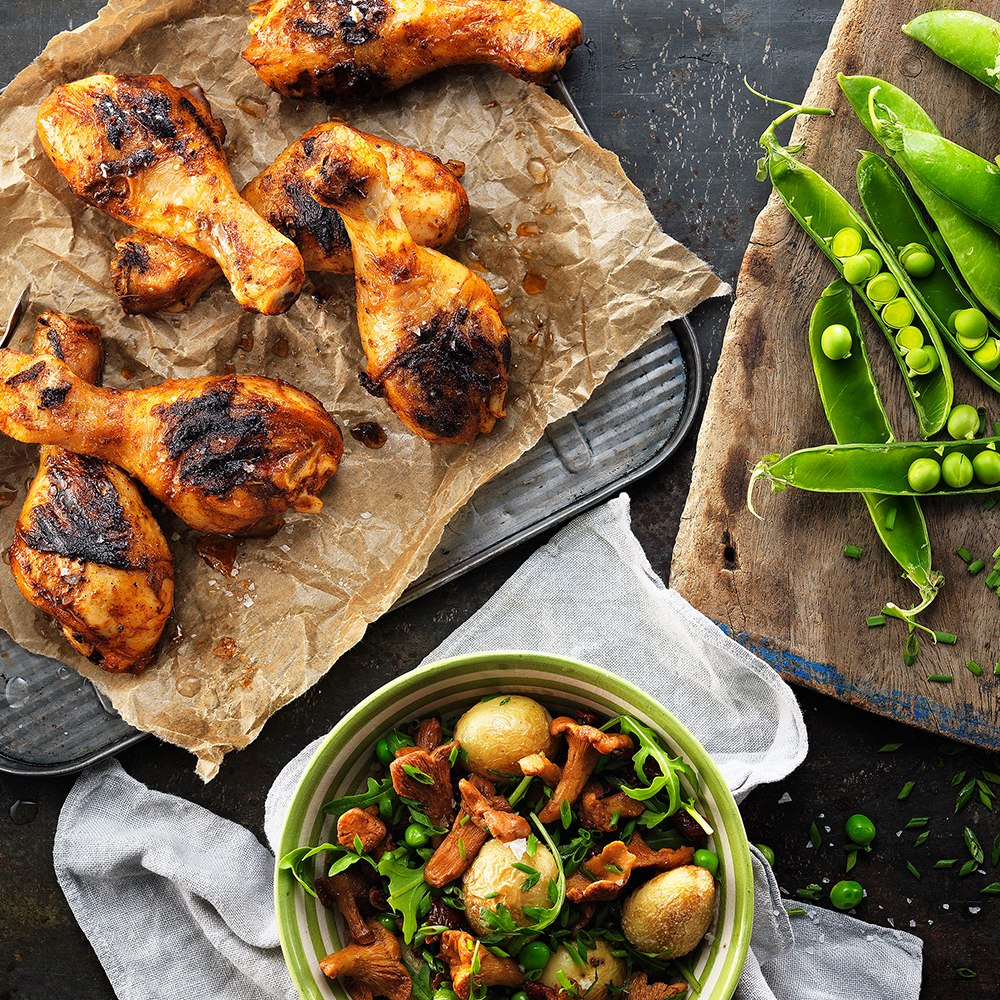 Grillade-kycklingben-med-sallad-på-färskpotatis-och-kantareller