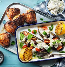 Grillade kycklinglår med aubergine, yoghurt och gurksallad - Kronfågel