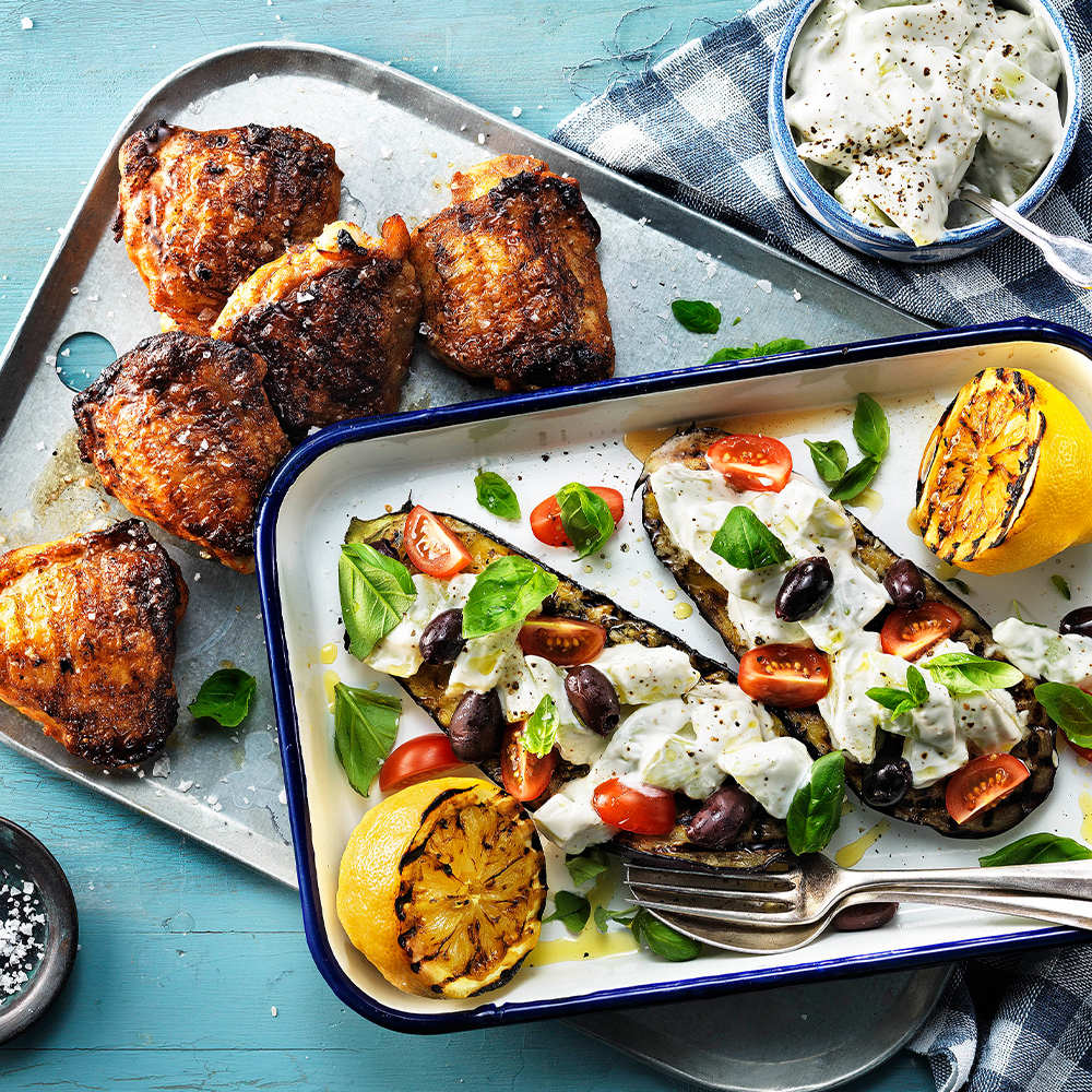 Grillade-kycklinglår-med-aubergine,-yoghurt-och-gurksallad