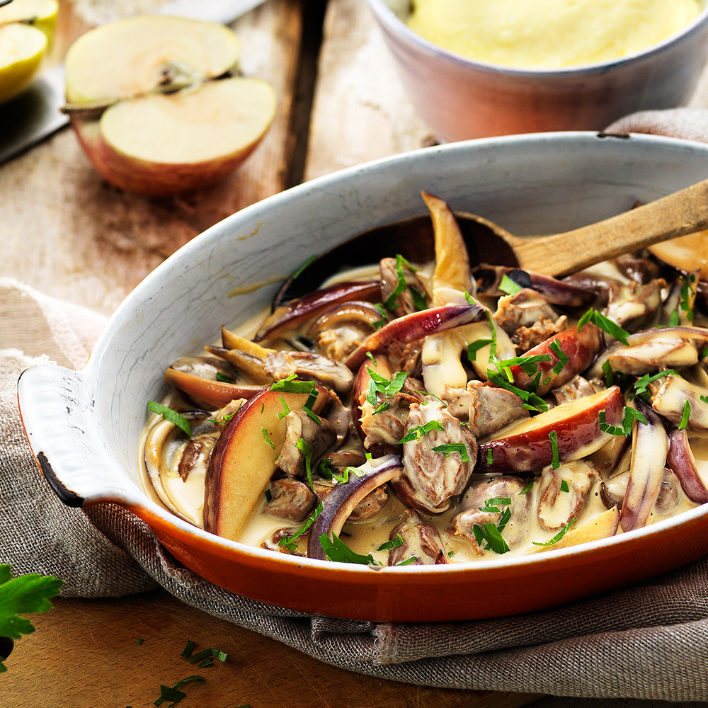 Gryta-på-kycklinghjärta-med-äpple,-rödlök,-grädde-och-potatispuré