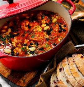 Gryta på kycklinglårfilé med tomat, bönor och vitlök