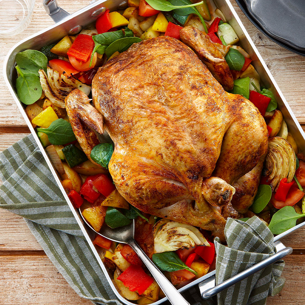 Helstekt,-lökfylld-och-pimiento-kryddad-kyckling-med-sallad-på-paprika-och-zucchini