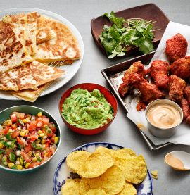 Hot Chicken Wings-buffé med majssalsa, quesadillas och guacamole