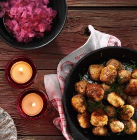 JULKÖTTBULLAR AV KYCKLINGFÄRS med rödbetssallad