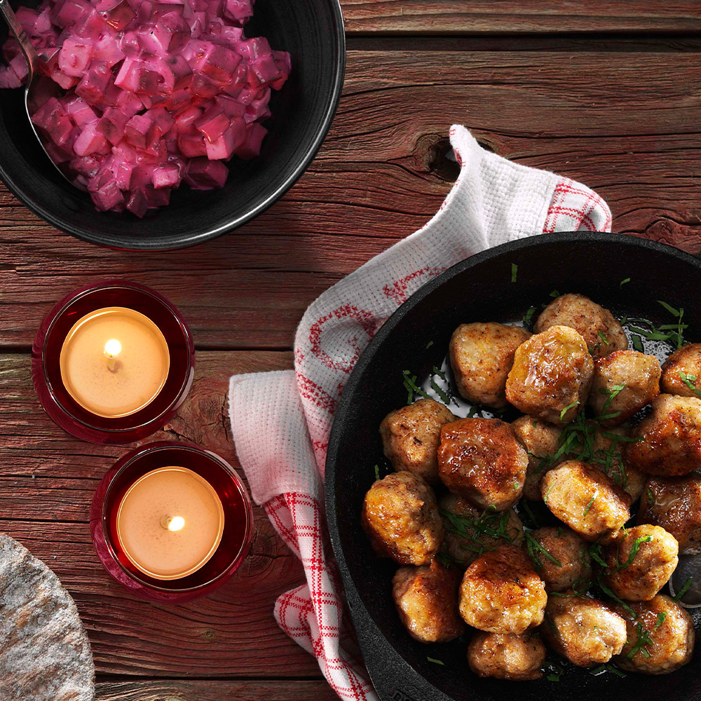 Julköttbullar-av-kycklingfärs-med-rödbetssallad