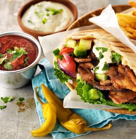 Hemmagjord kebab i pitabröd med myntayoghurt & harissadressing