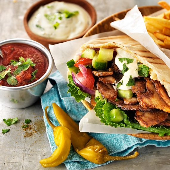Hemmagjord kebab i pitabröd med myntayoghurt & harissadressing