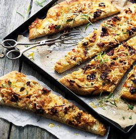 Hemmagjord kebabpizza med soltorkade tomater och kyckling