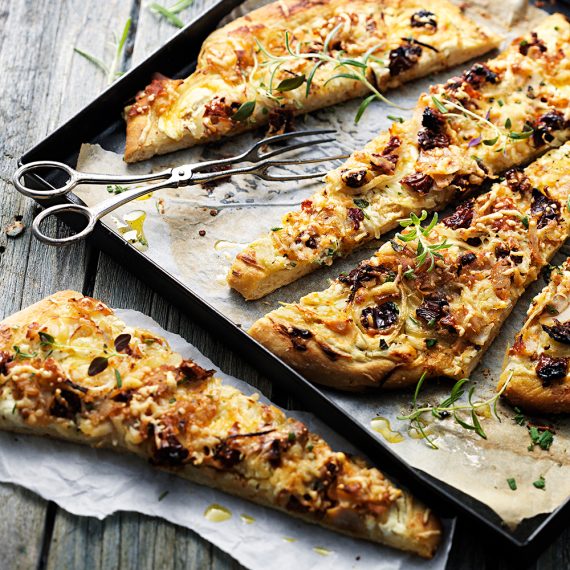 Hemmagjord kebabpizza med soltorkade tomater och kyckling