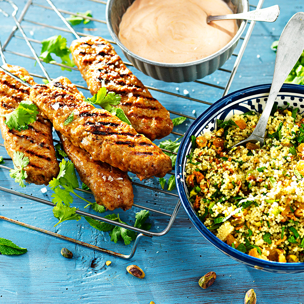 Kebabspett-av-kyckling-med-het-chiliyoghurt-och-couscoussallad