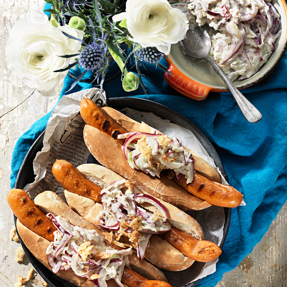 Klassisk-Kycklinggrillkorv-med-rödlökslaw