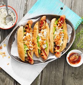 Korv med bröd och äppel- och gurkmajonnäs