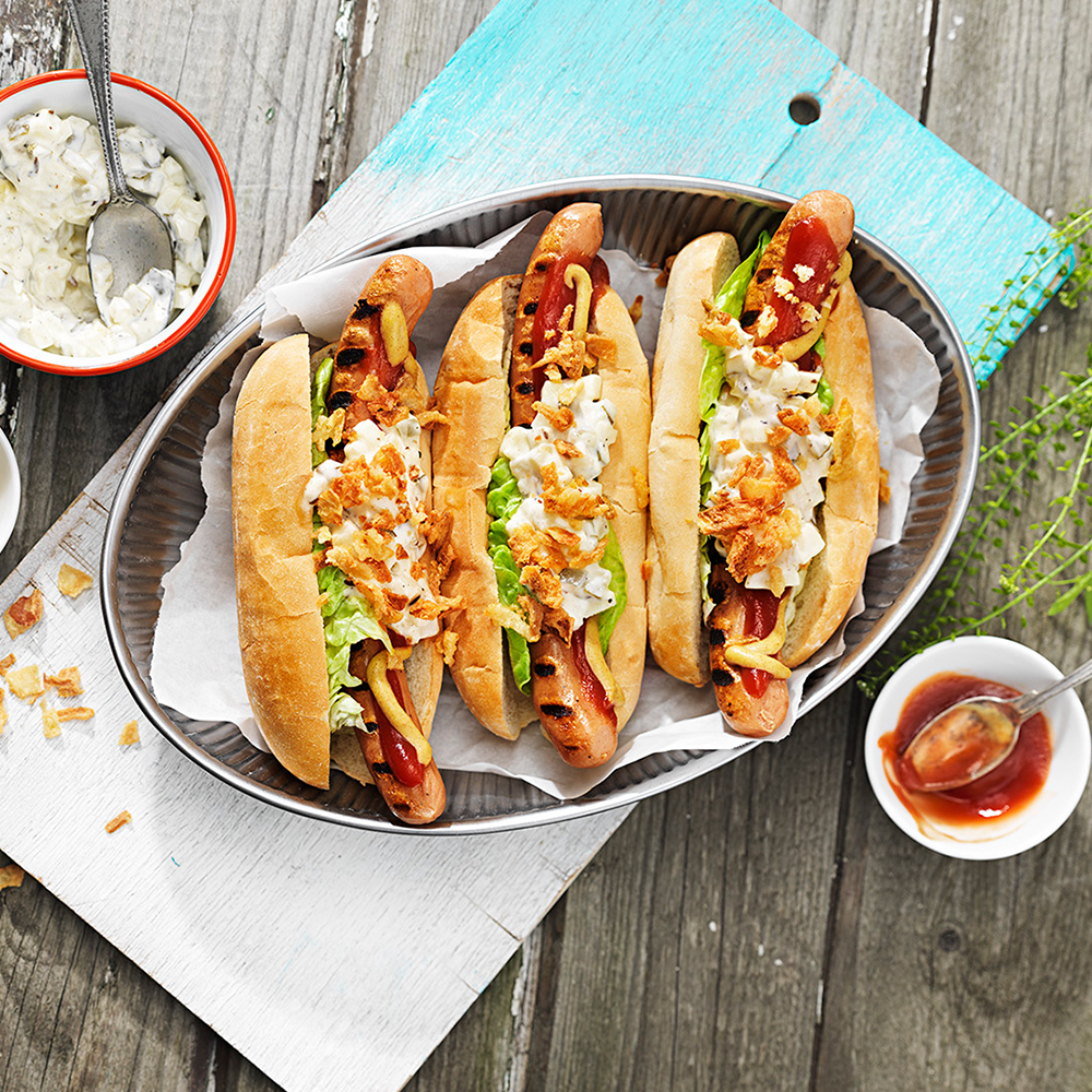 Korv-med-bröd-och-äpple--och-gurkmajonnäs