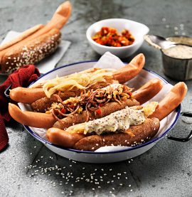 Korv med bröd toppat med karamelliserad lök & grov senapsmajonnäs