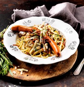 Wienerkorv med pasta, råstekt blomkål, kycklingbacon & dragonsås