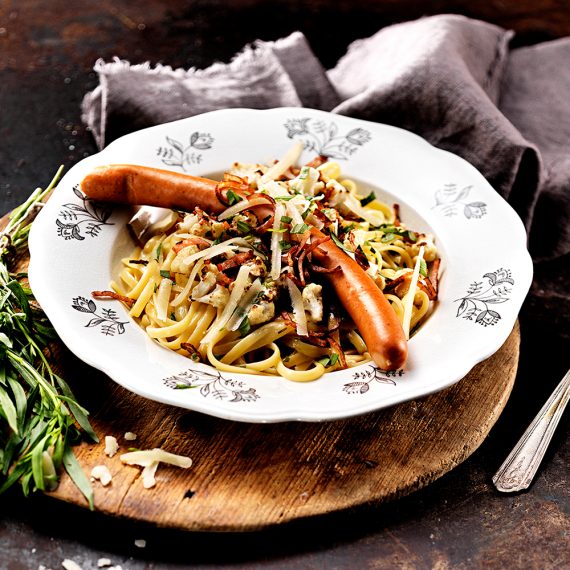 Wienerkorv med pasta, råstekt blomkål, kycklingbacon & dragonsås