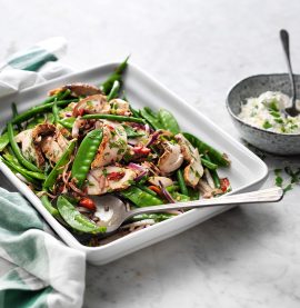 Krispig kyckling- och bönsallad toppad med parmesancrème