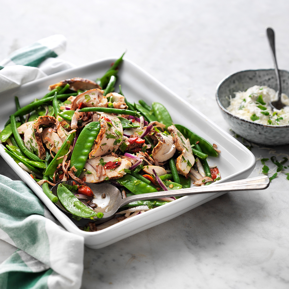 Krispig-kyckling--och-bönsallad-toppad-med-parmesancrème
