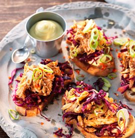 Kryddstark Pulled Chicken med rödkålssallad på surdegsbröd