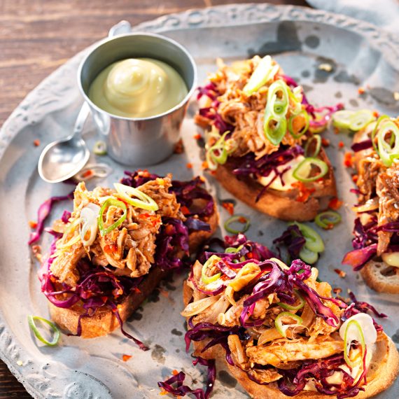 Kryddstark Pulled Chicken med rödkålssallad på surdegsbröd