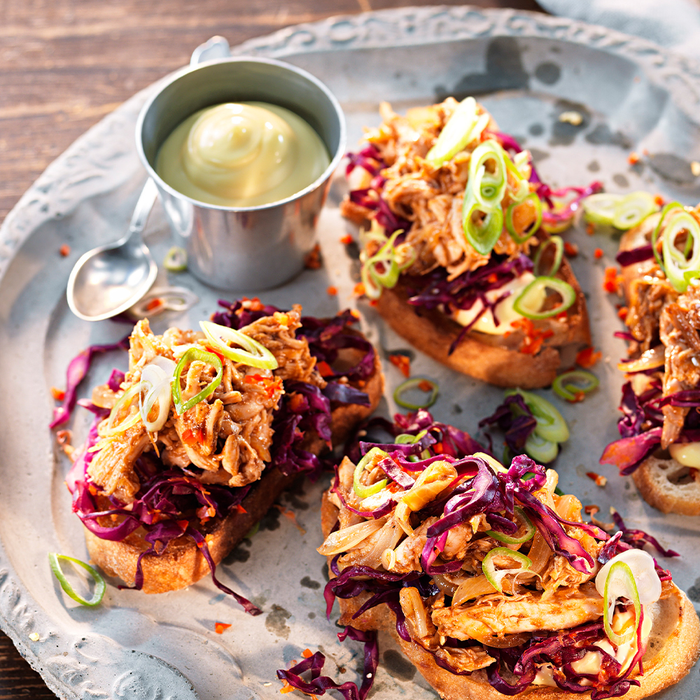 Kryddstark-Pulled-Chicken-med-rödkålssallad-på-surdegsbröd